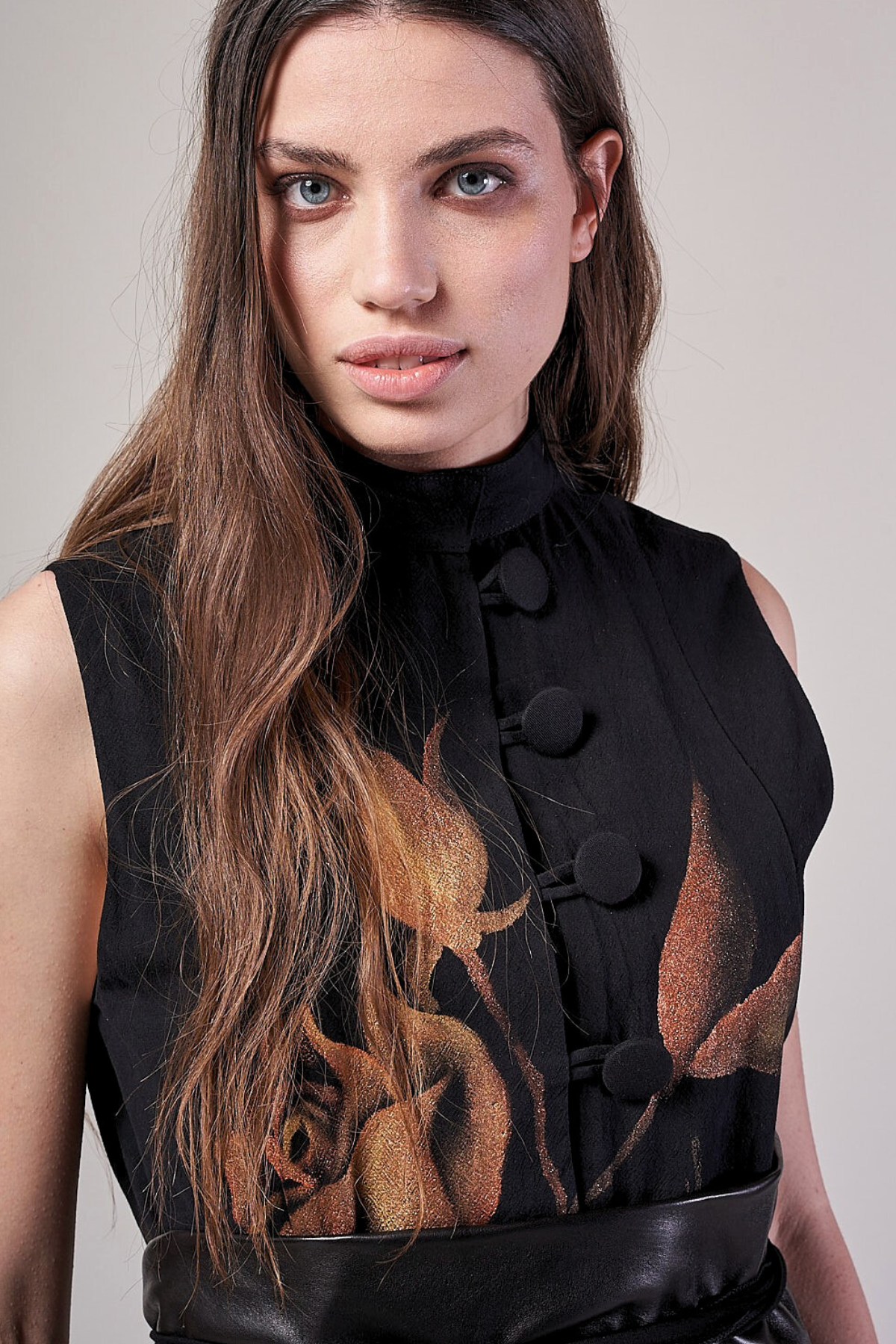 ABITO LUNGO COLLETTO ALLA COREANA DIPINTO A MANO - ROSAS ORO