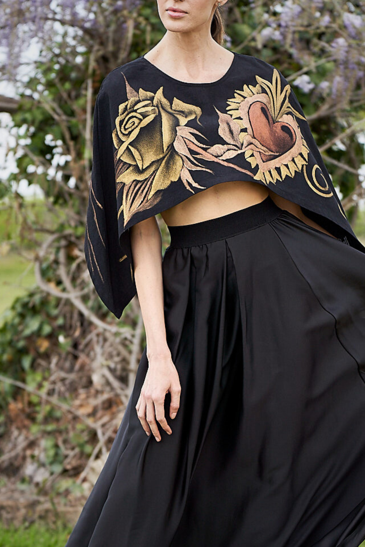 MANTELLA CORTA DIPINTA A MANO – ROSA Y CORAZÓN ORO