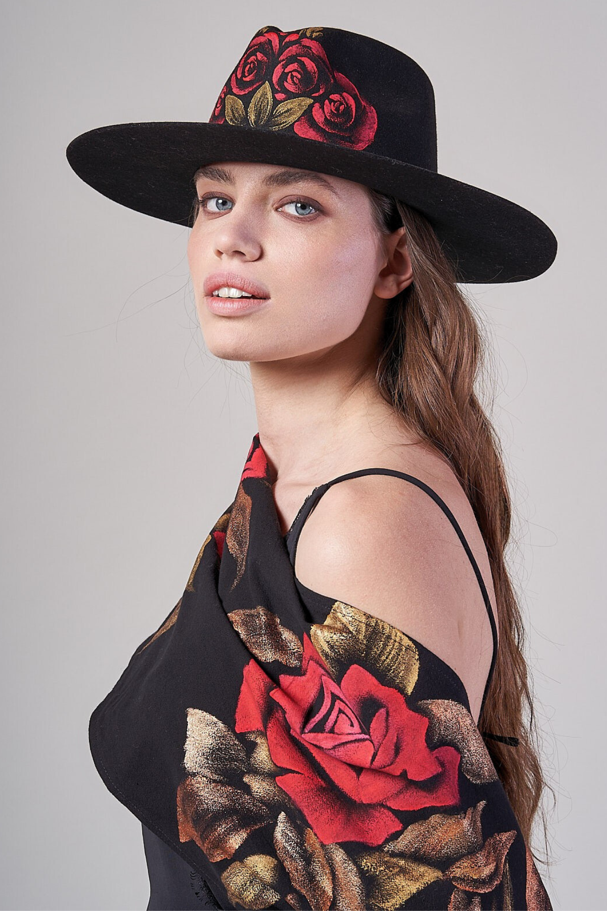 HAND PAINTED SCARF - ROSAS ROJAS