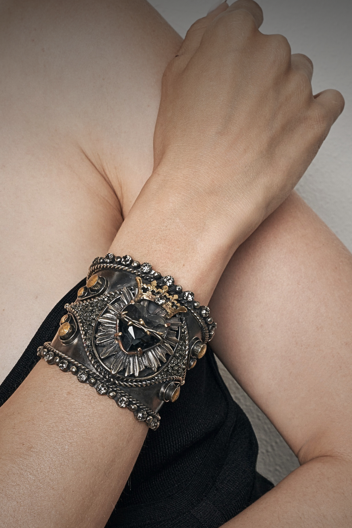BRACCIALE SAGRADO CORAZON CON CRISTALLI E VETRO SFACCETATTO
