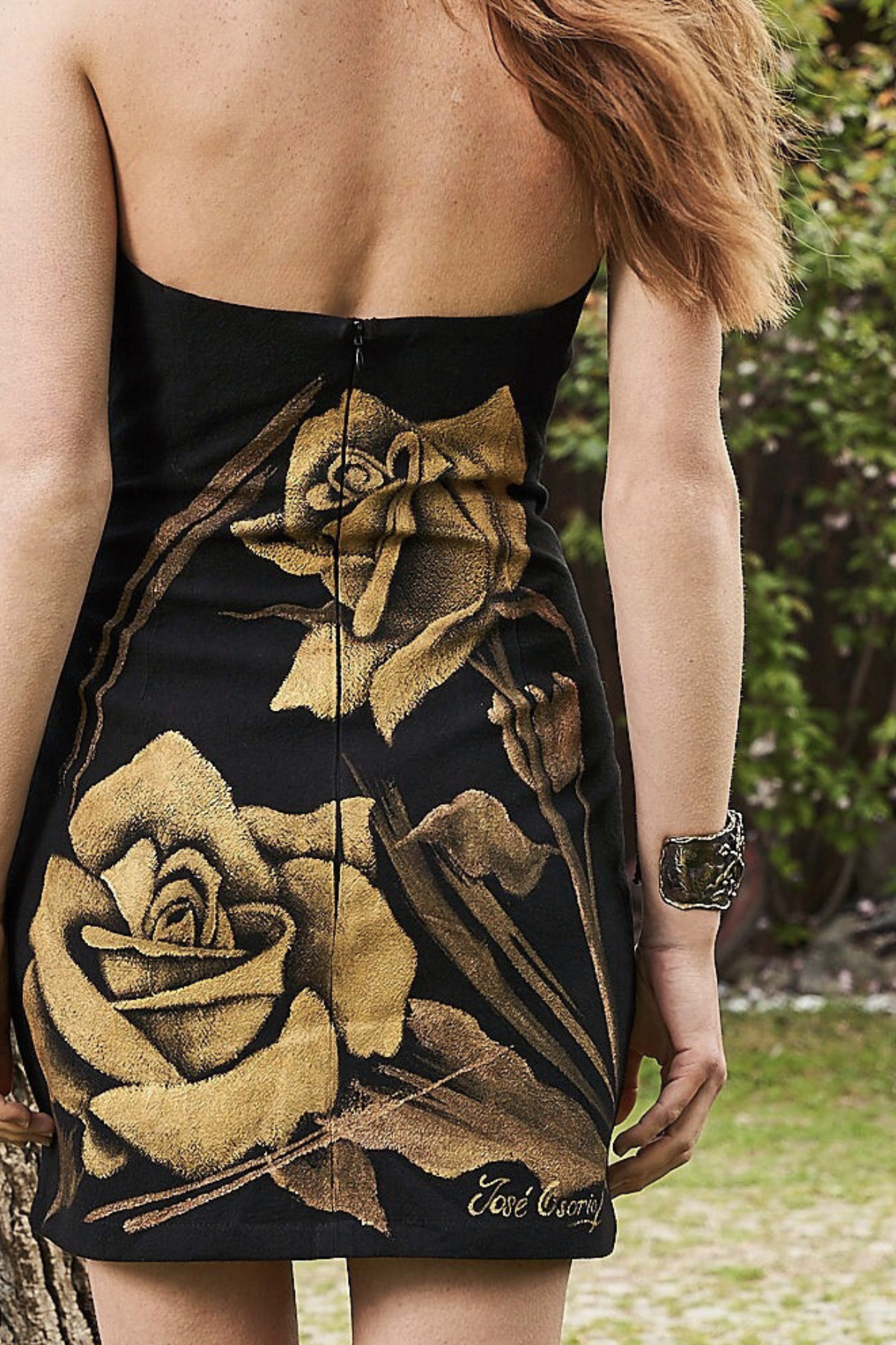 ABITO CORTO A TUBINO DIPINTO A MANO – ROSAS DORADAS