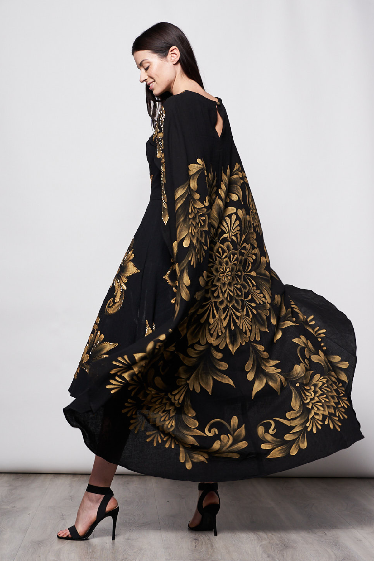 LONG HAND-PAINTED AND HAND-EMBROIDERED CAPE - TALAVERA ORO