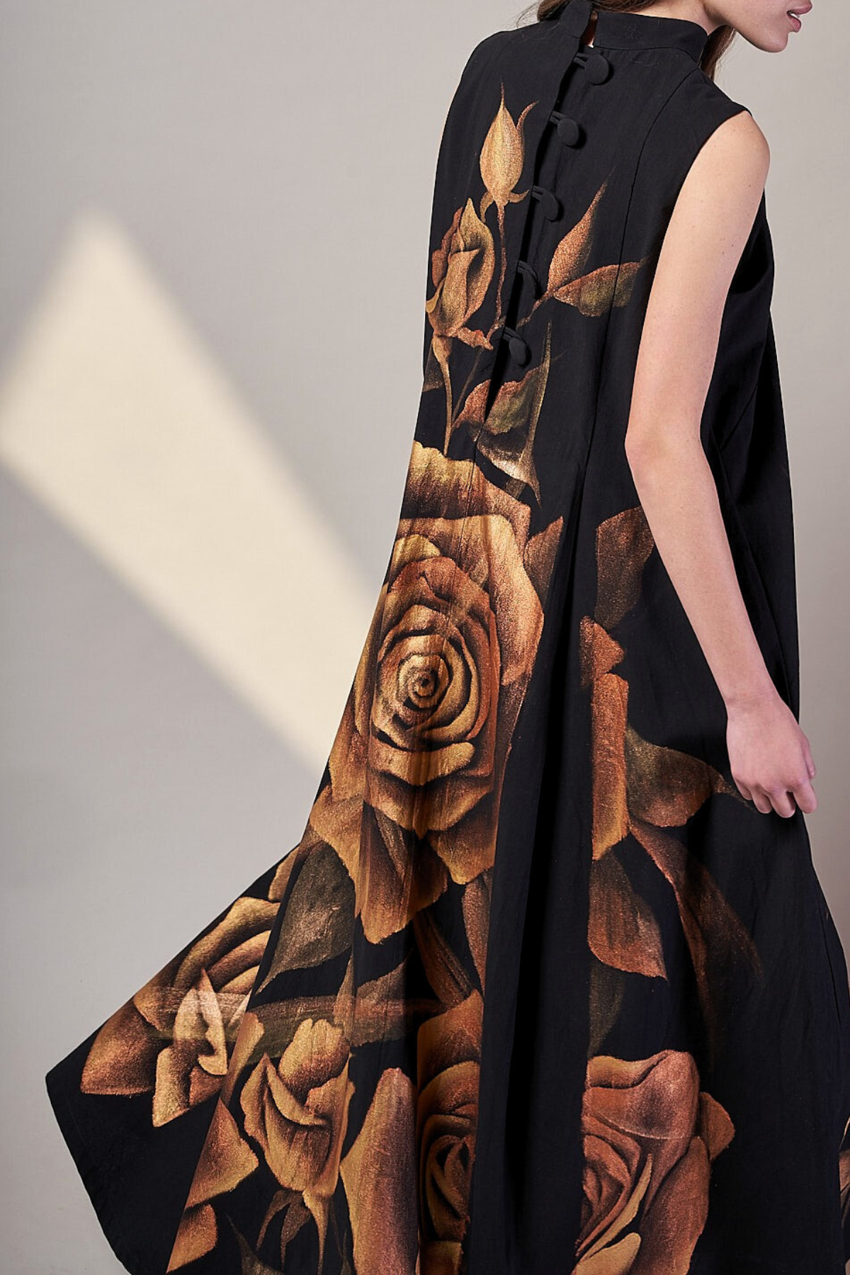 ABITO LUNGO COLLETTO ALLA COREANA DIPINTO A MANO - ROSAS ORO