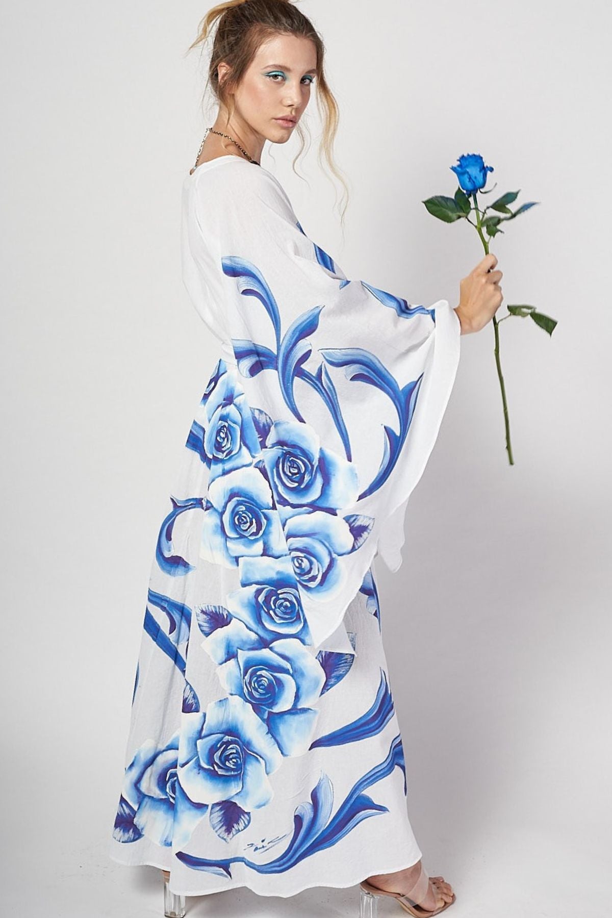 LONG HAND-PAINTED KIMONO DRESS - ROSAS AZULES