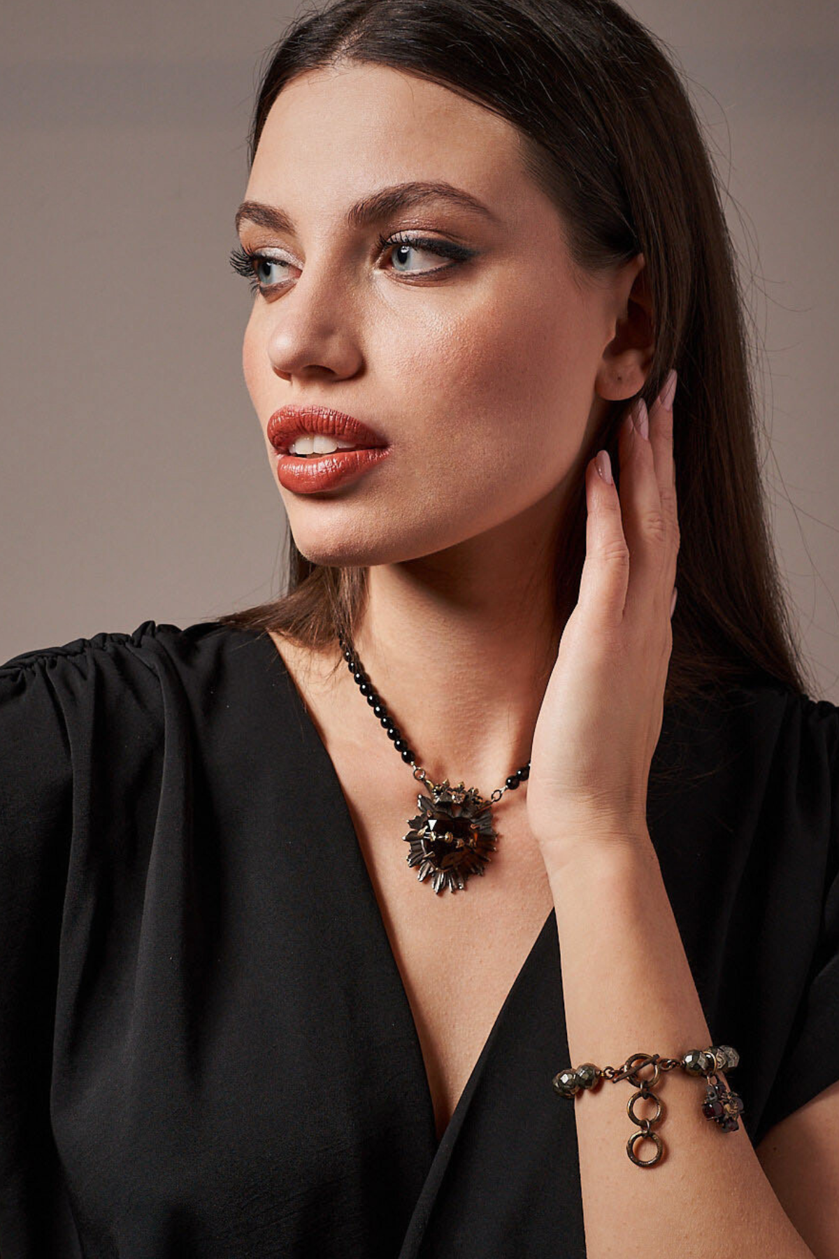 CORAZON SAGRADO NECKLACE WITH ONYX AND HAND FACETED GLASS