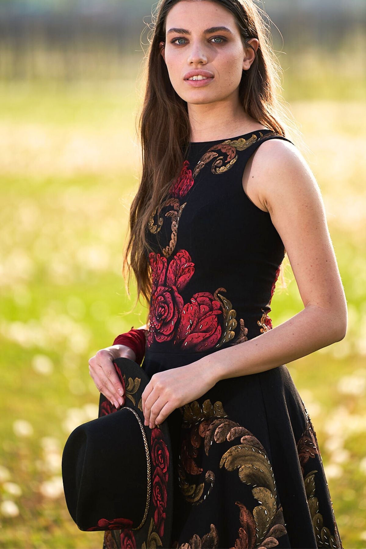 HAND-PAINTED AND HAND-EMBROIDERED MIDI DRESS - ROSAS ROJAS