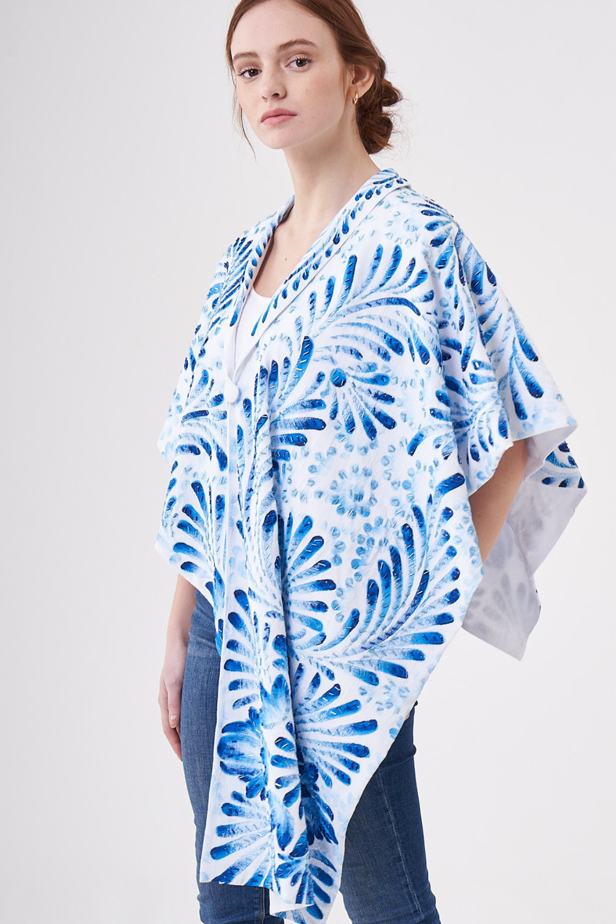 PONCHO TAGLIO IRREGOLARE DIPINTO E RICAMATO A MANO - TALAVERA AZUL