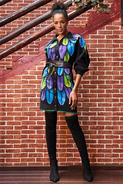 ABITO A CAMICIA DIPINTO A MANO – PLUMAS GUACAMAYA