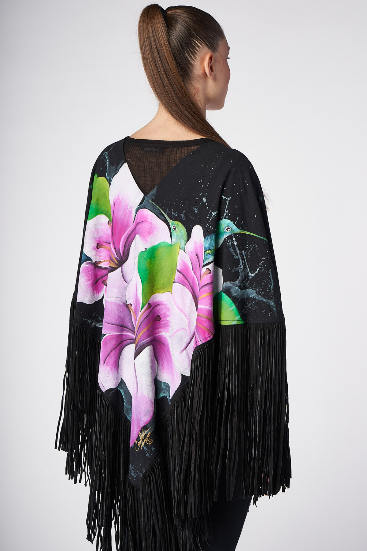 PONCHO CON FRANGE DI CAMOSCIO DIPINTO A MANO - FLORES SOBRE NEGRO