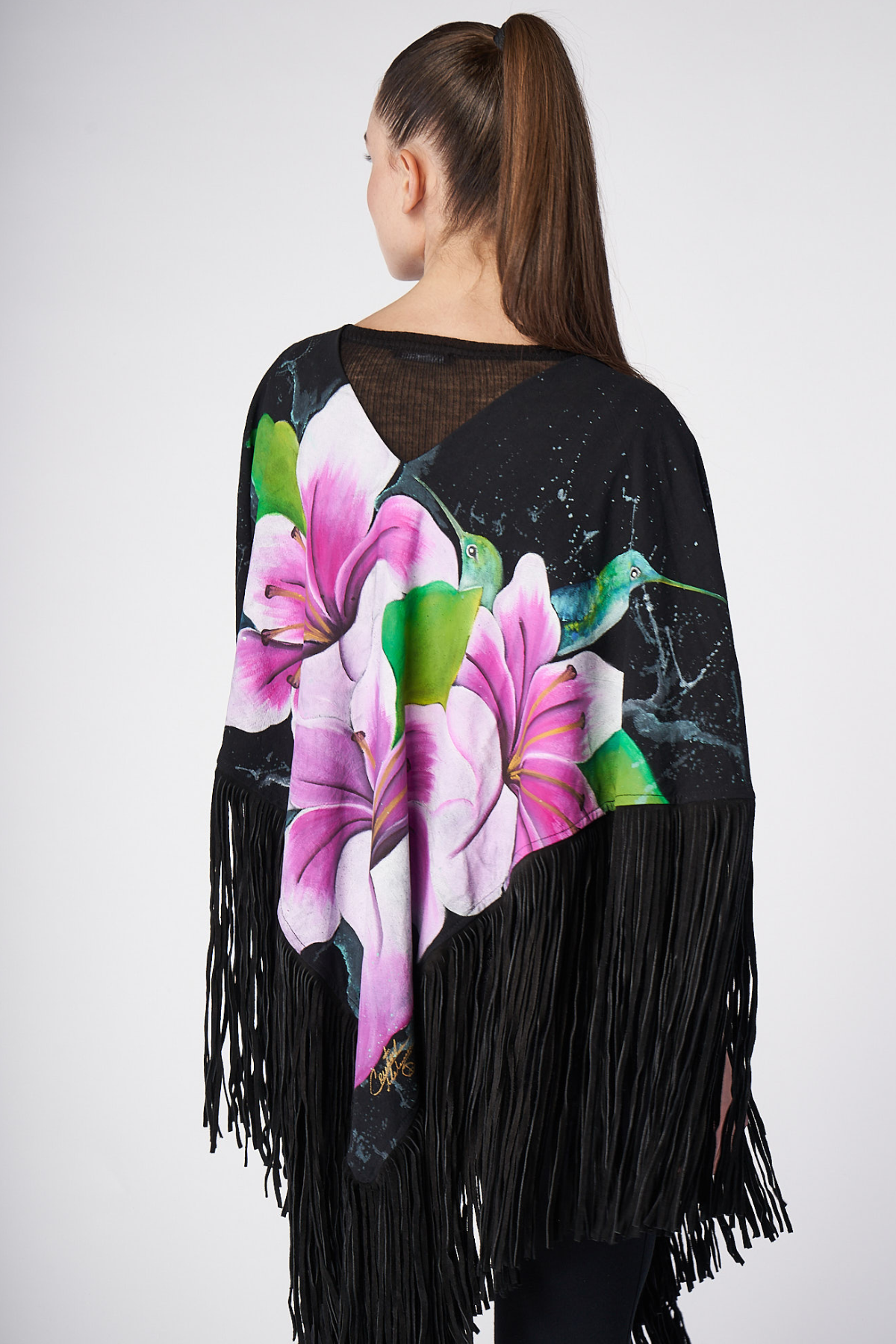 PONCHO CON FRANGE DI CAMOSCIO DIPINTO A MANO - FLORES SOBRE NEGRO