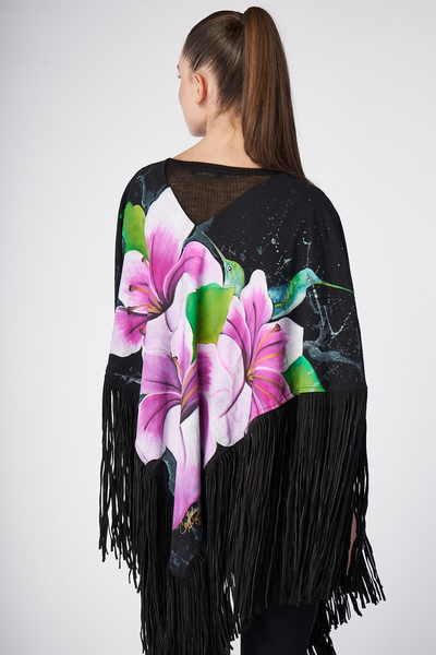 PONCHO CON FRANGE DI CAMOSCIO DIPINTO A MANO - FLORES SOBRE NEGRO