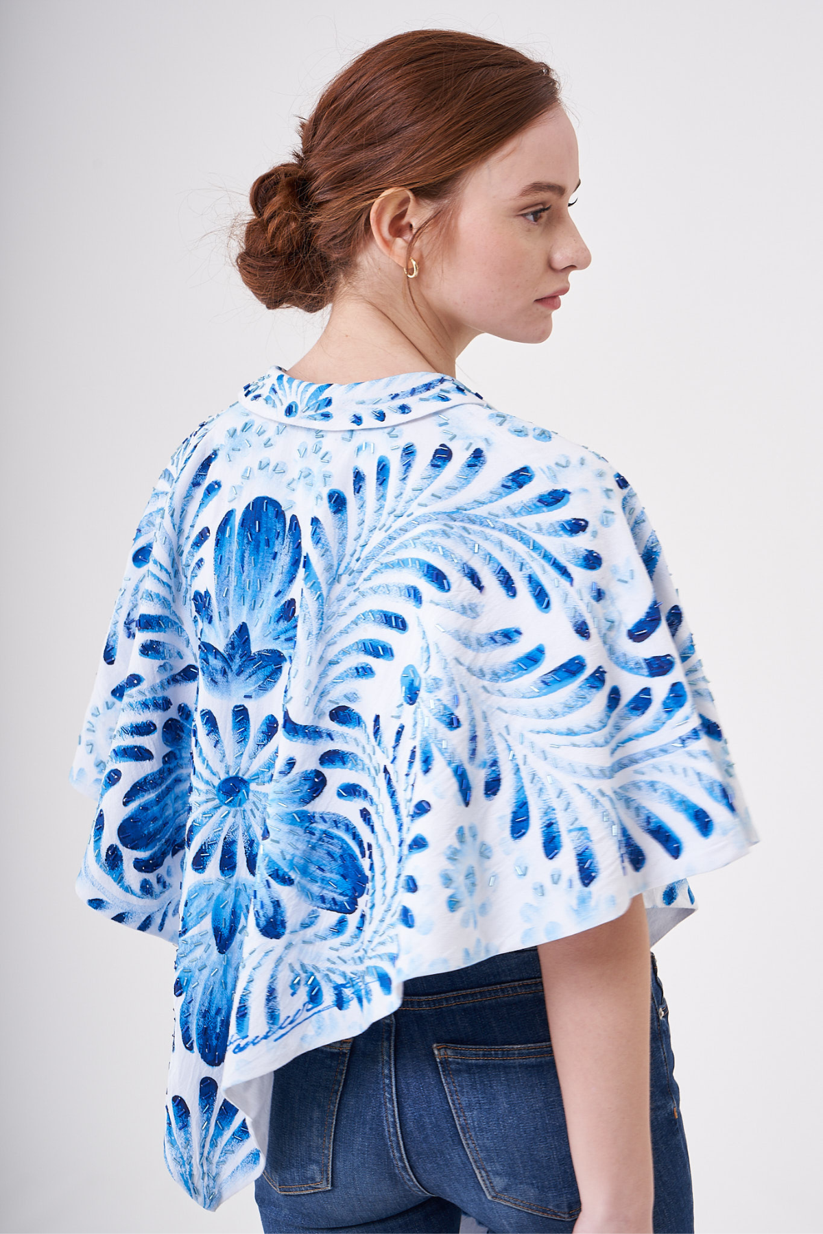 PONCHO TAGLIO IRREGOLARE DIPINTO E RICAMATO A MANO - TALAVERA AZUL