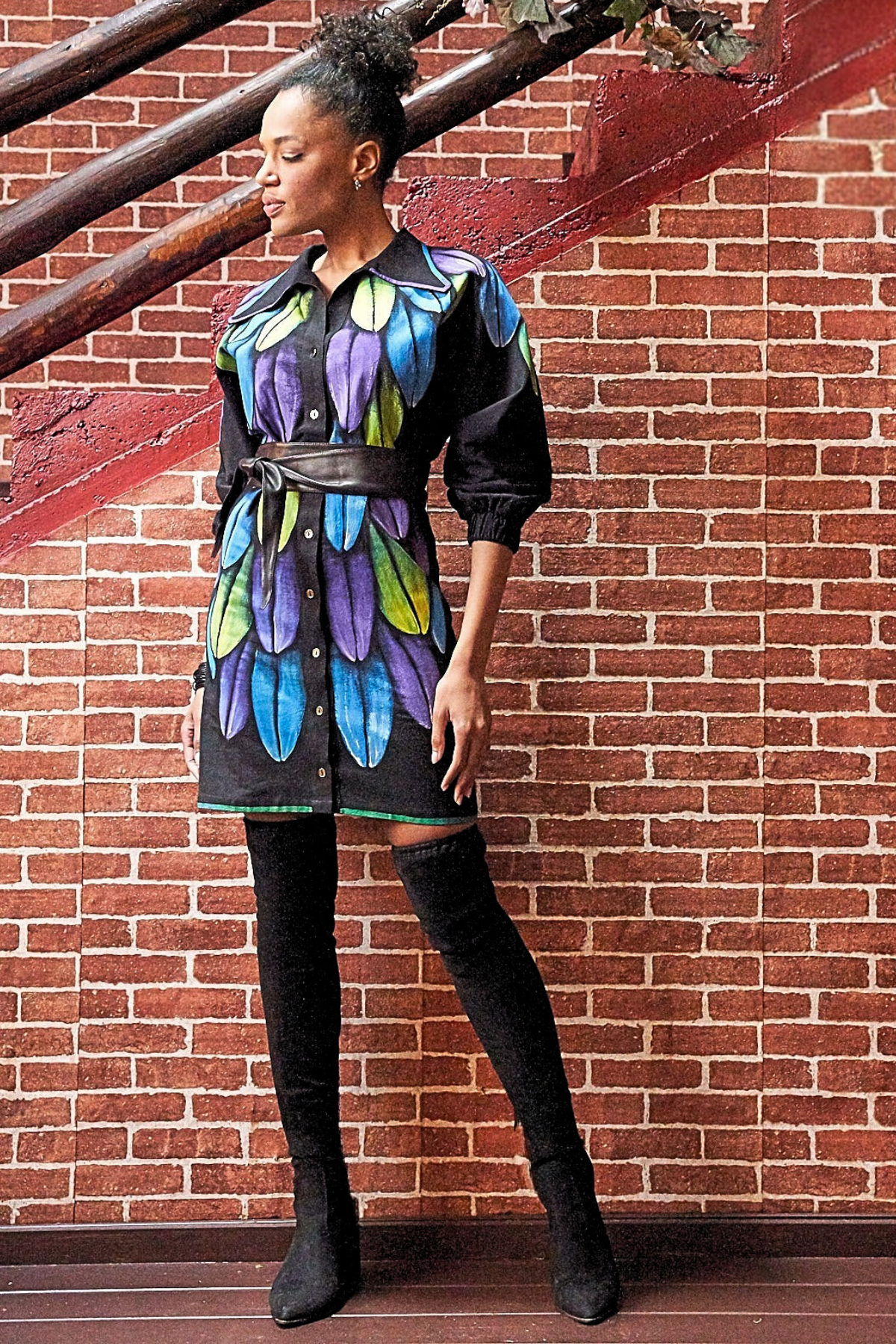 ABITO A CAMICIA DIPINTO A MANO – PLUMAS GUACAMAYA