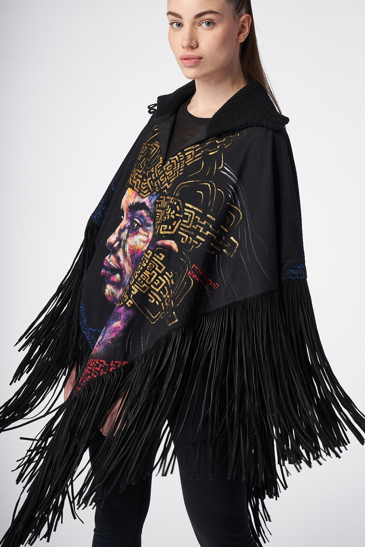 PONCHO CON FRANGE DI CAMOSCIO DIPINTO A MANO - INDIGENAS