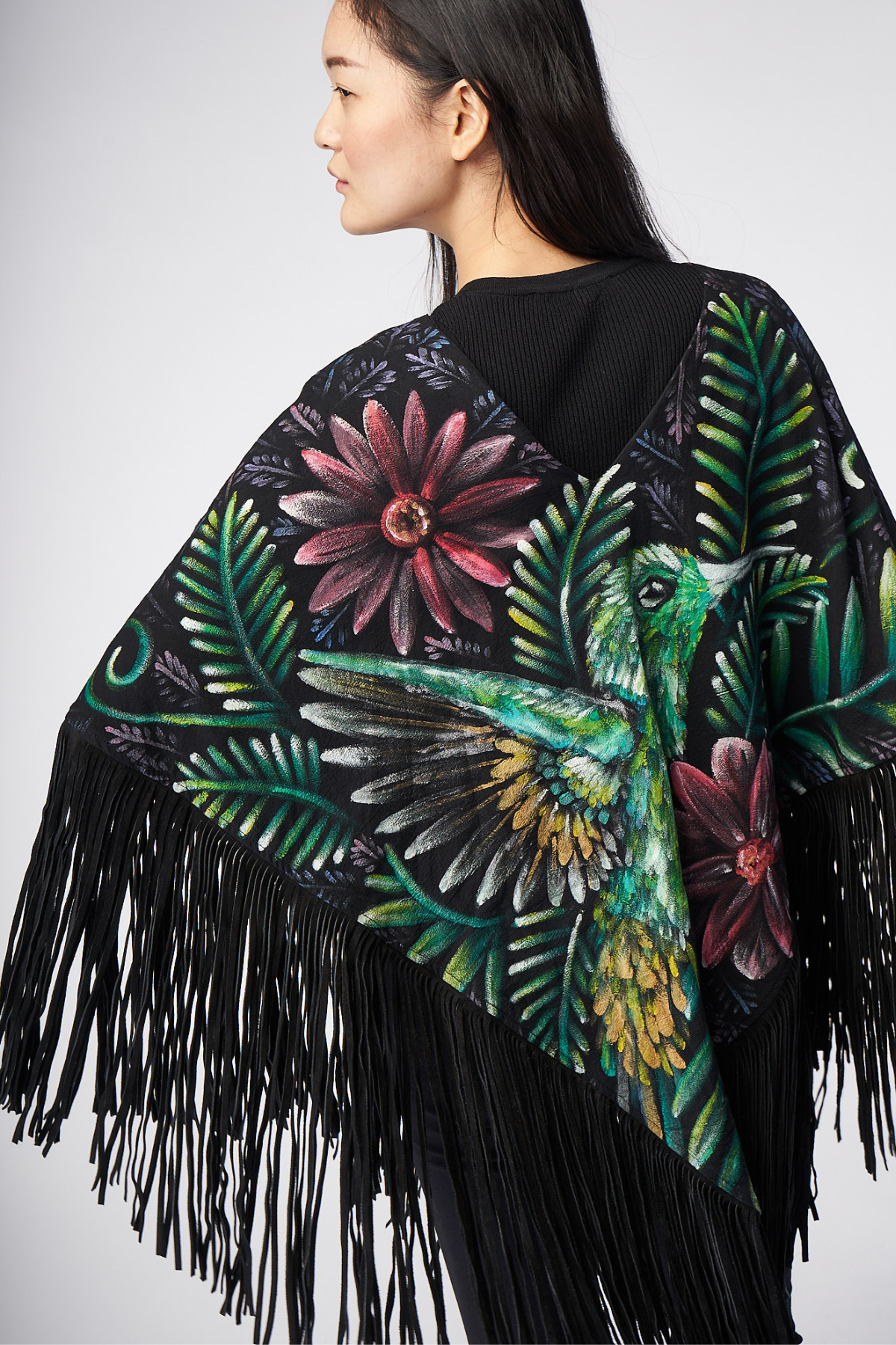 PONCHO CON FRANGE DI CAMOSCIO DIPINTO A MANO - COLIBRI