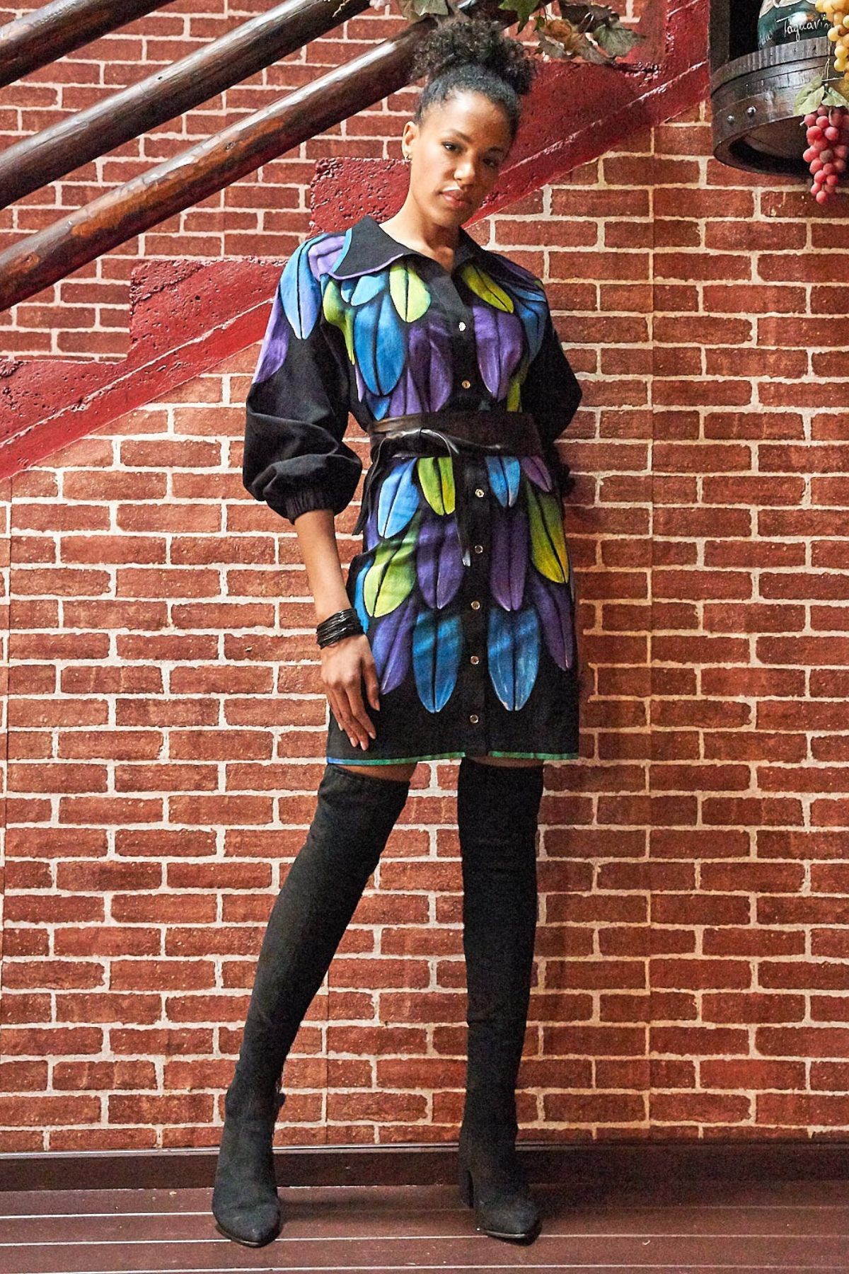 ABITO A CAMICIA DIPINTO A MANO – PLUMAS GUACAMAYA