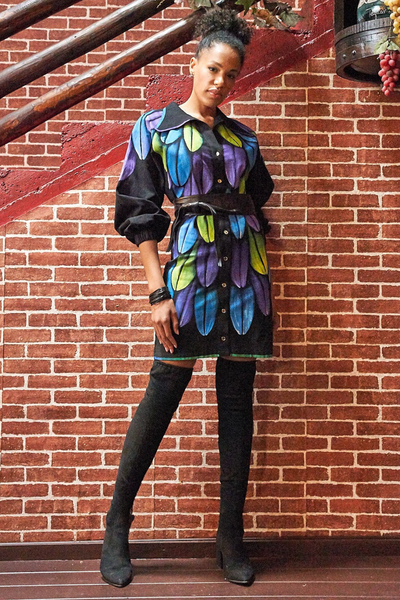 ABITO A CAMICIA DIPINTO A MANO – PLUMAS GUACAMAYA