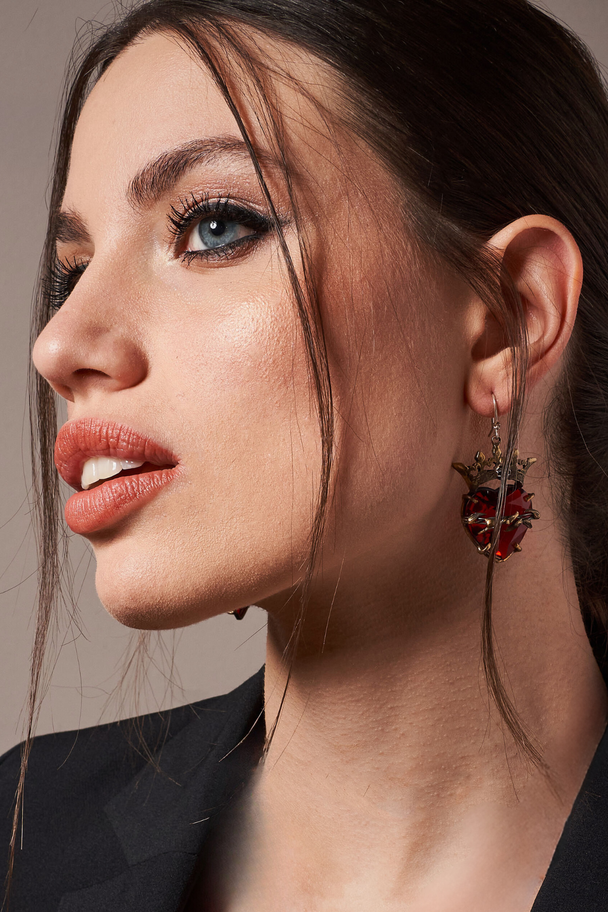 ORECCHINI SAGRADO CORAZÓN CORONA CON BRILLANTE BLU