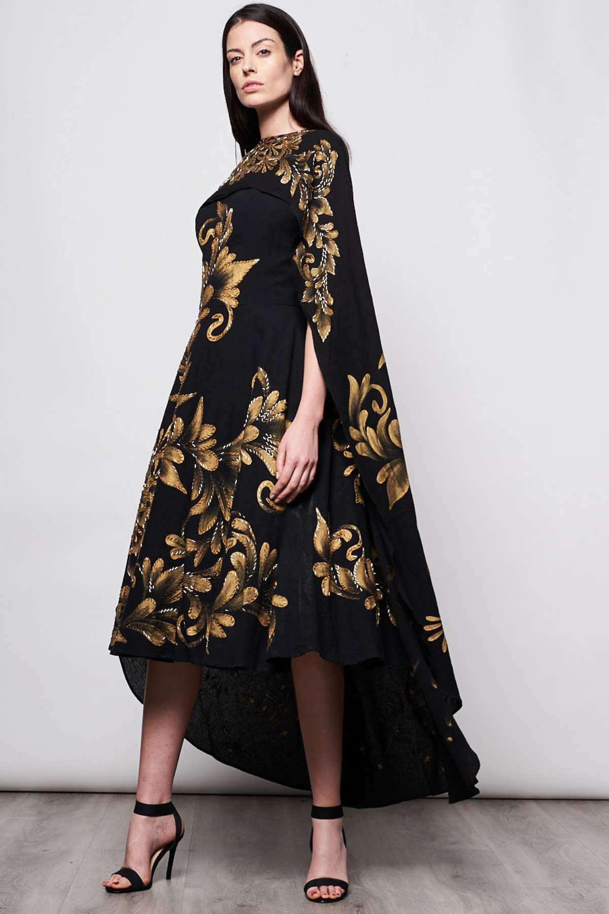 LONG HAND-PAINTED AND HAND-EMBROIDERED CAPE - TALAVERA ORO