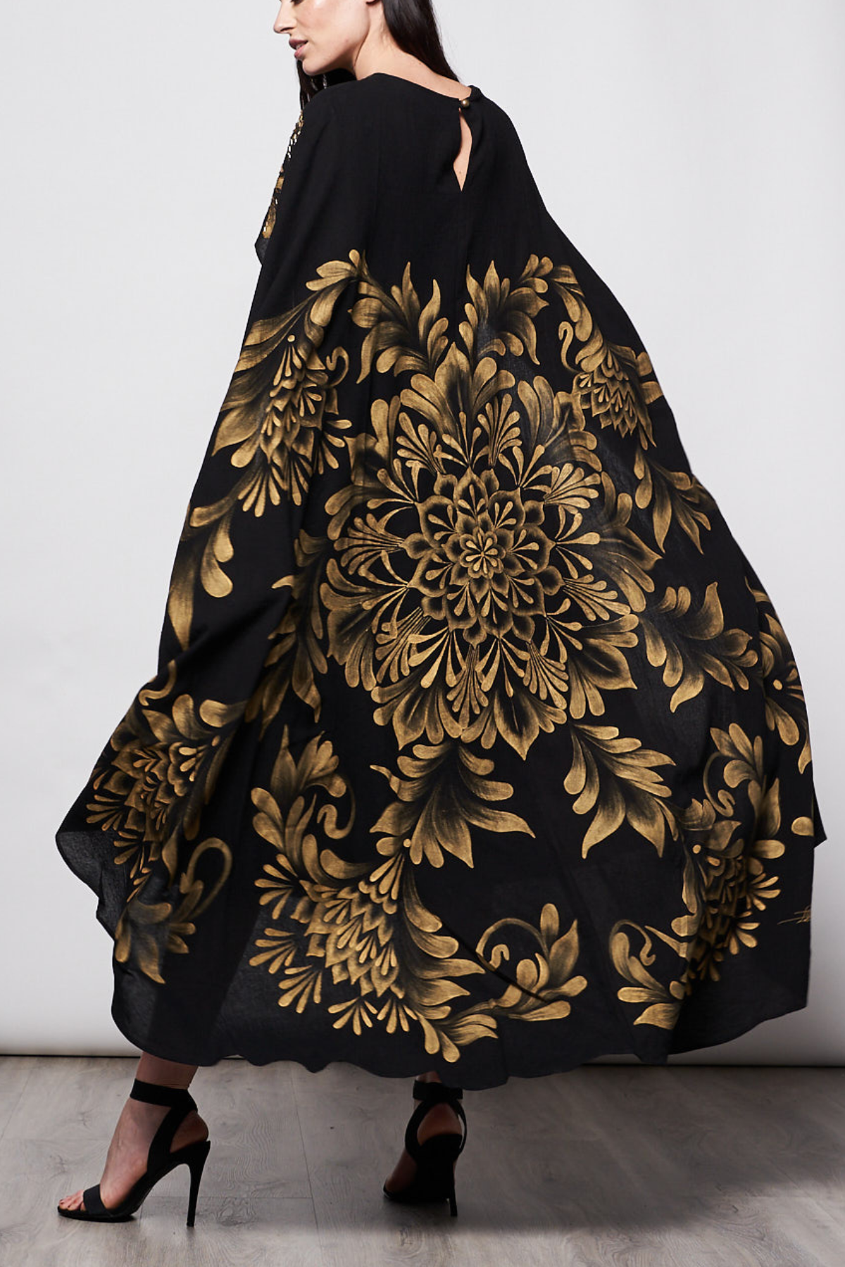 LONG HAND-PAINTED AND HAND-EMBROIDERED CAPE - TALAVERA ORO