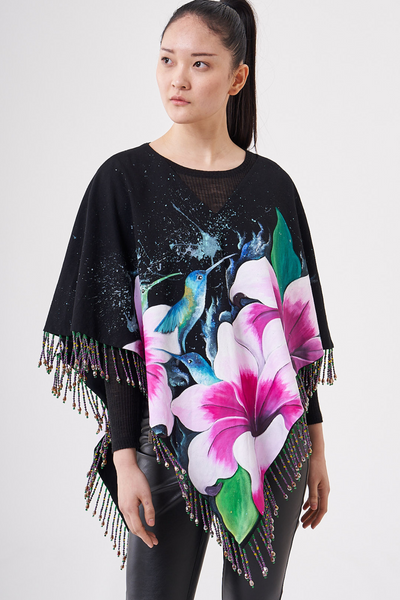 PONCHO CON FRANGE DI PERLINE DIPINTO A MANO - FLORES SOBRE NEGRO