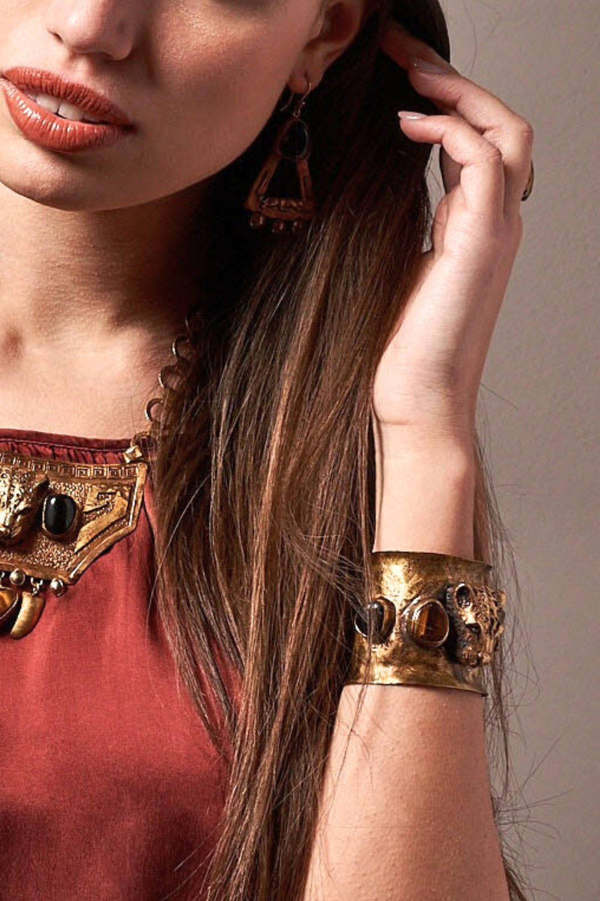 BRACCIALE IN BRONZO CON ONICE ED OCCHIO DI TIGRE