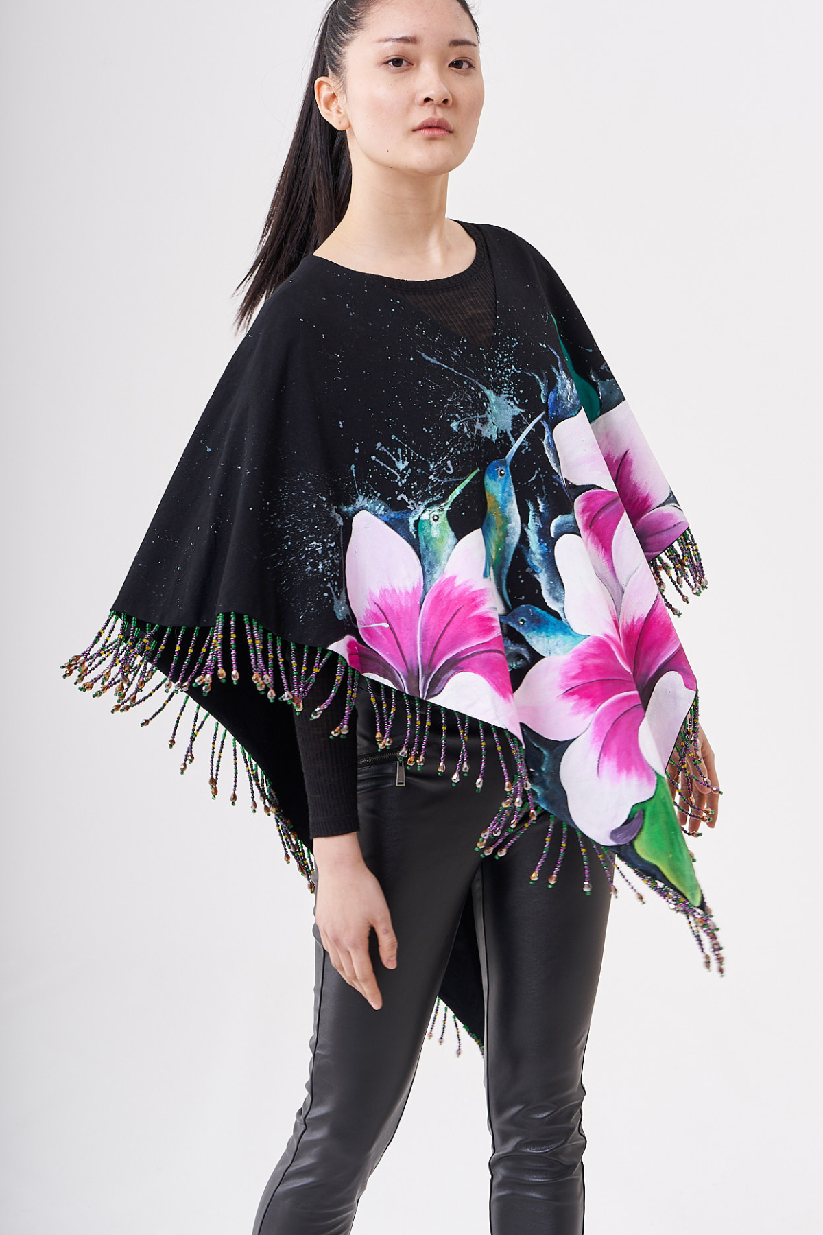 PONCHO CON FRANGE DI PERLINE DIPINTO A MANO - FLORES SOBRE NEGRO