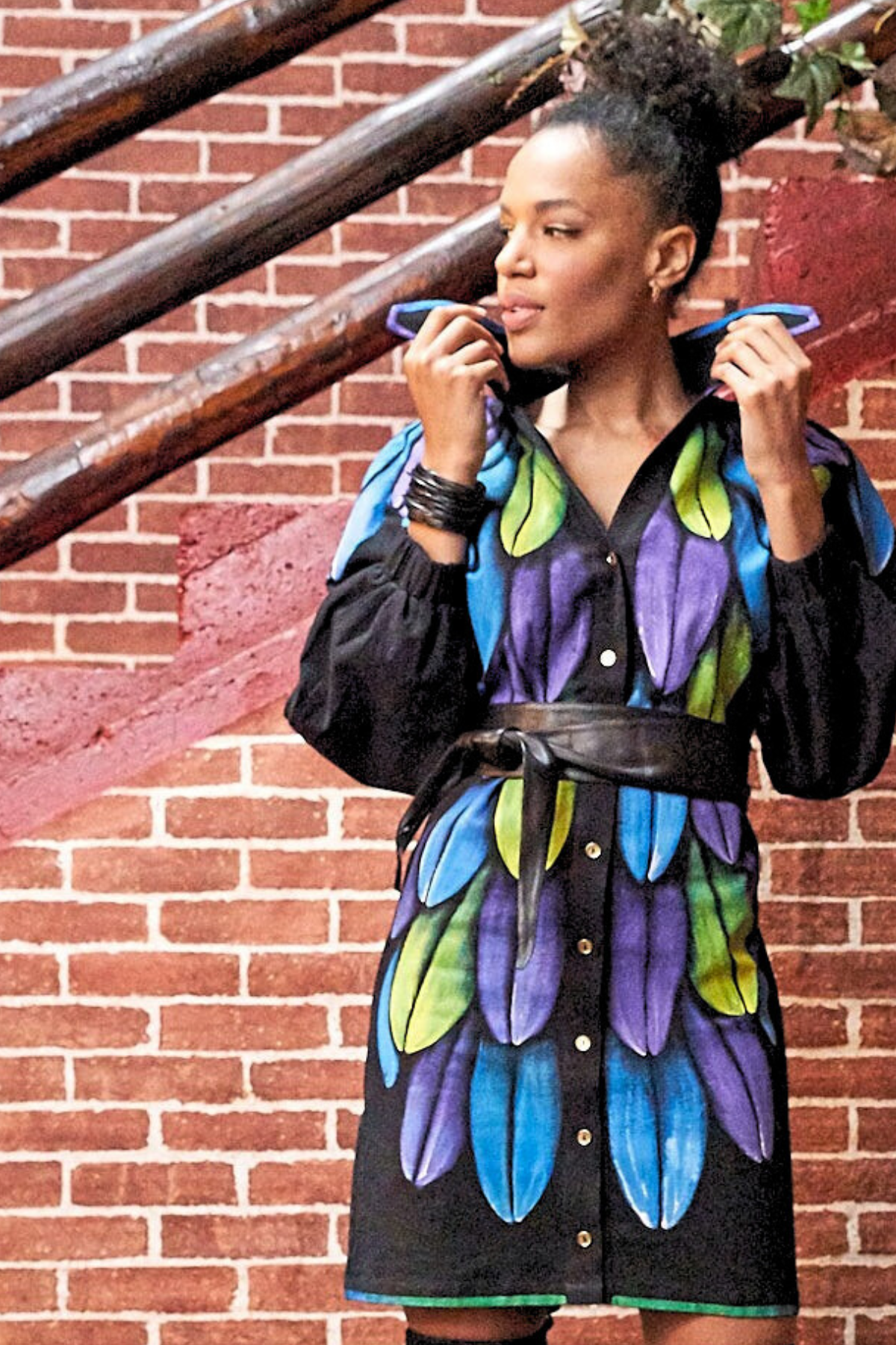 ABITO A CAMICIA DIPINTO A MANO – PLUMAS GUACAMAYA