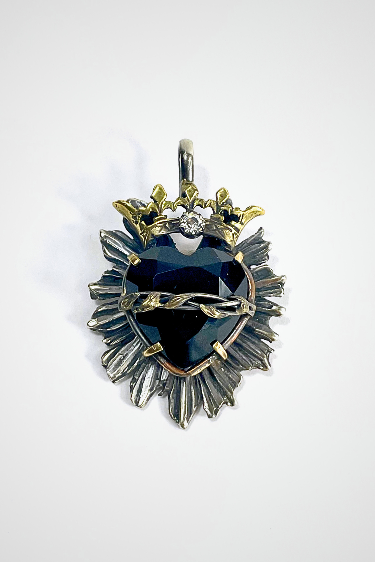 PENDENTE SAGRADO CORAZON CORONA CON CUORE NERO SFACCETTATO A MANO