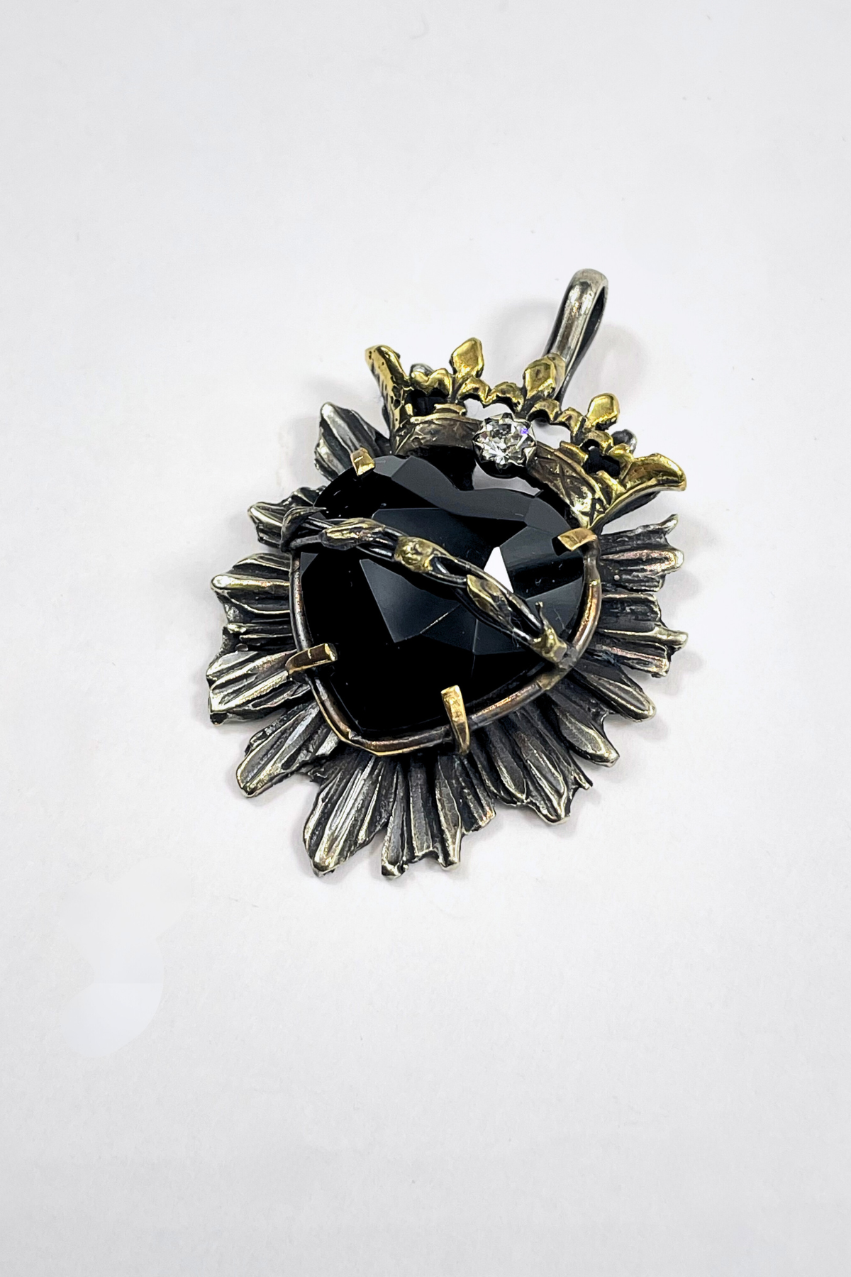 PENDENTE SAGRADO CORAZON CORONA CON CUORE NERO SFACCETTATO A MANO