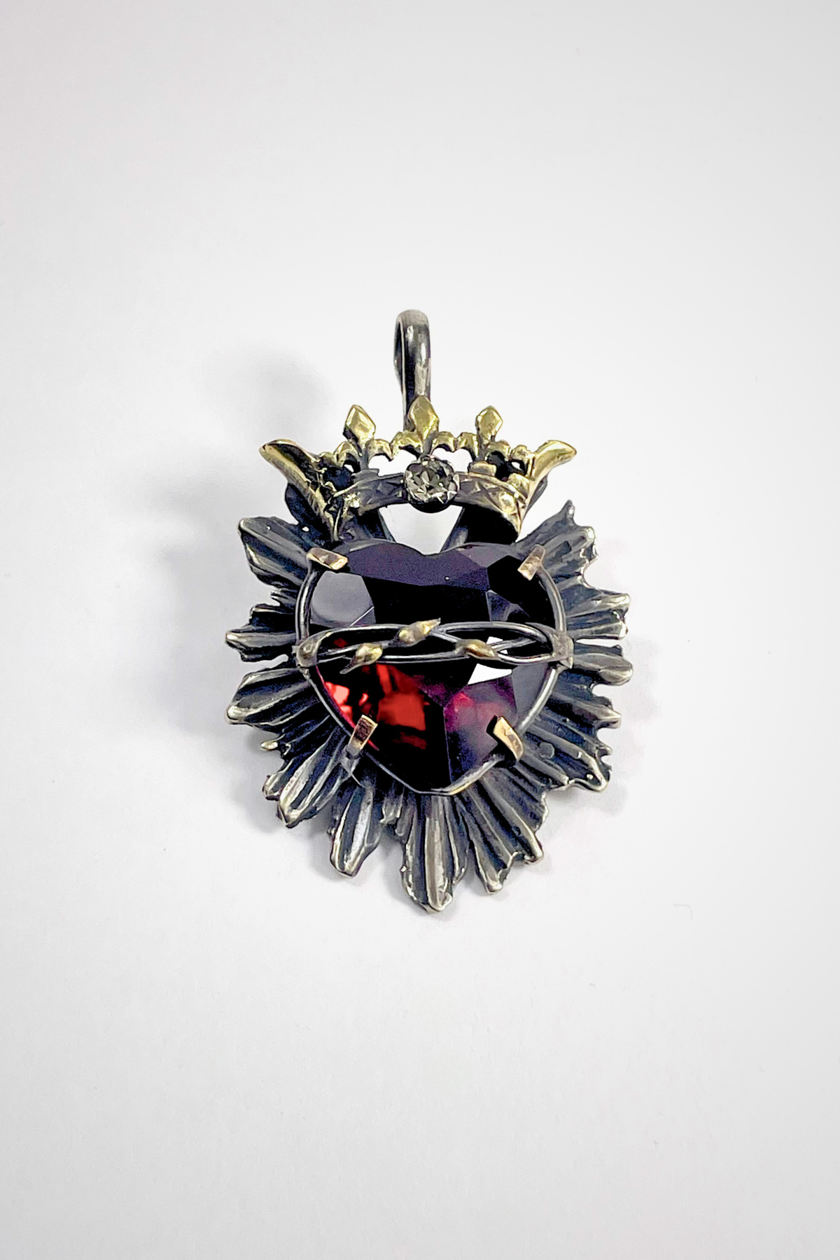 PENDENTE SAGRADO CORAZON CORONA CON CUORE ROSSO SFACCETTATO A MANO