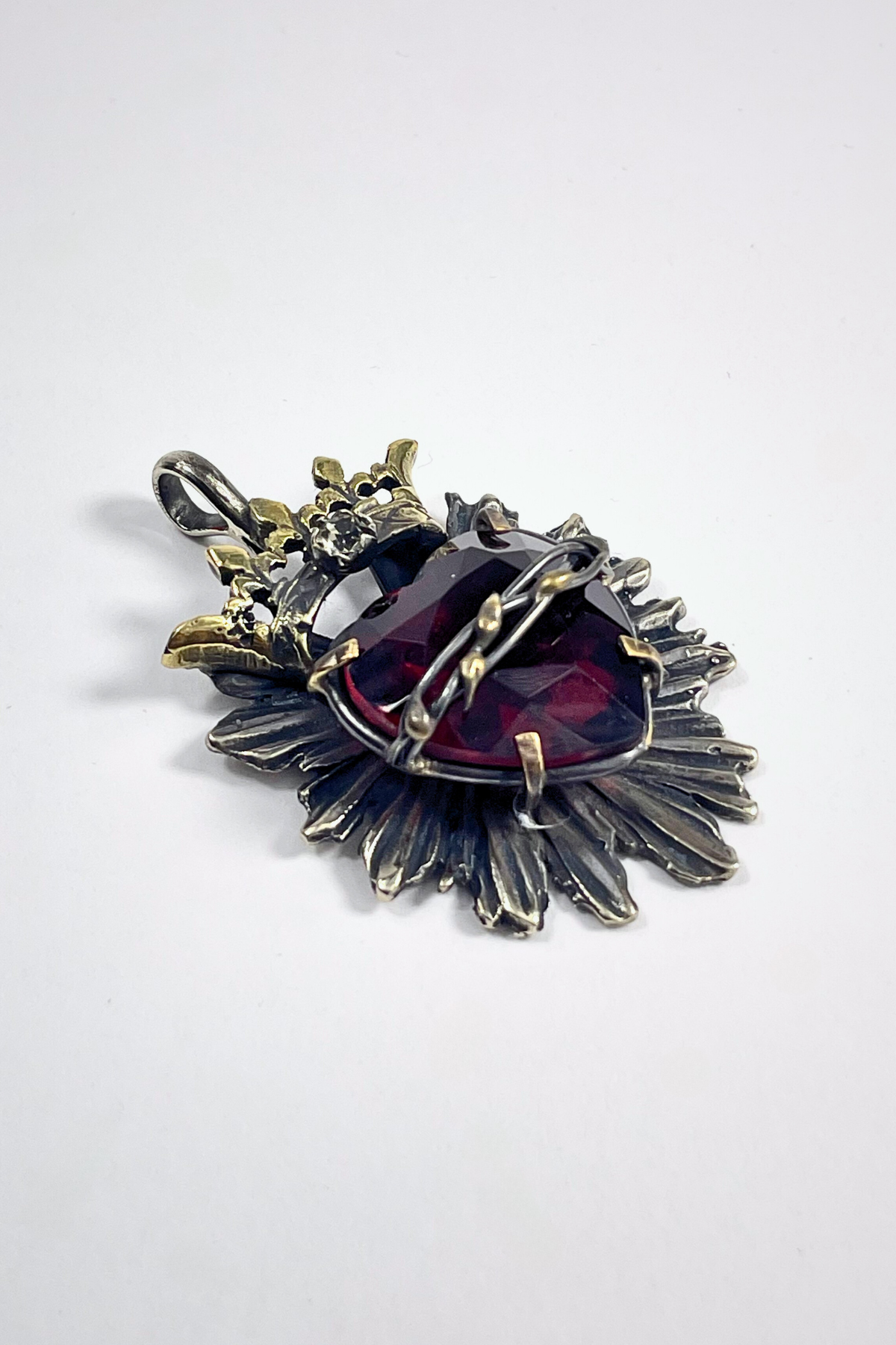 PENDENTE SAGRADO CORAZON CORONA CON CUORE ROSSO SFACCETTATO A MANO