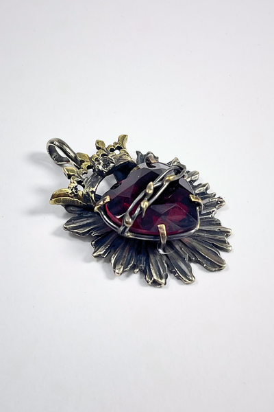 PENDENTE SAGRADO CORAZON CORONA CON CUORE ROSSO SFACCETTATO A MANO