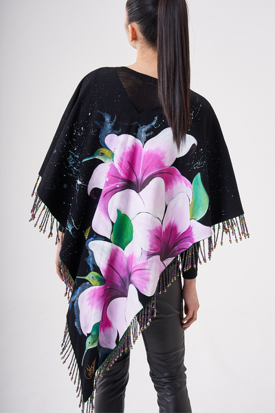 PONCHO CON FRANGE DI PERLINE DIPINTO A MANO - FLORES SOBRE NEGRO