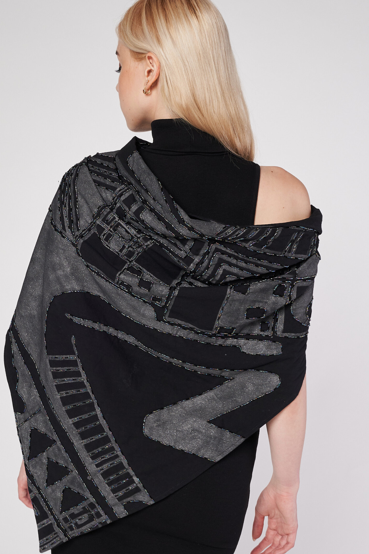 HAND-PAINTED AND HAND-EMBROIDERED TRIANGLE SHAWL - PAQUIME