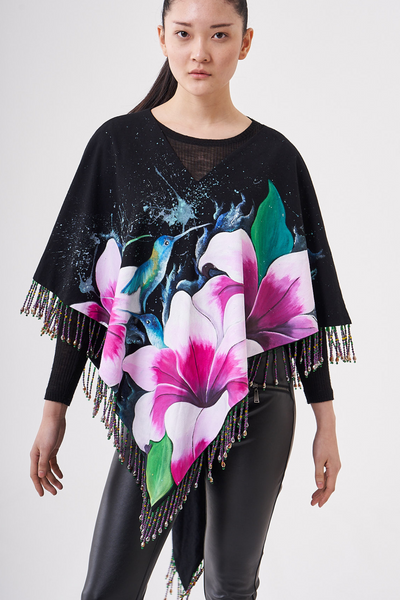 PONCHO CON FRANGE DI PERLINE DIPINTO A MANO - FLORES SOBRE NEGRO