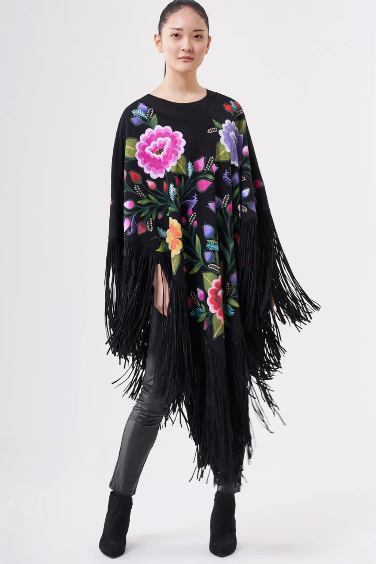 PONCHO LUNGO CON FRANGE DI CAMOSCIO DIPINTO A MANO - TEXTIL FLORES