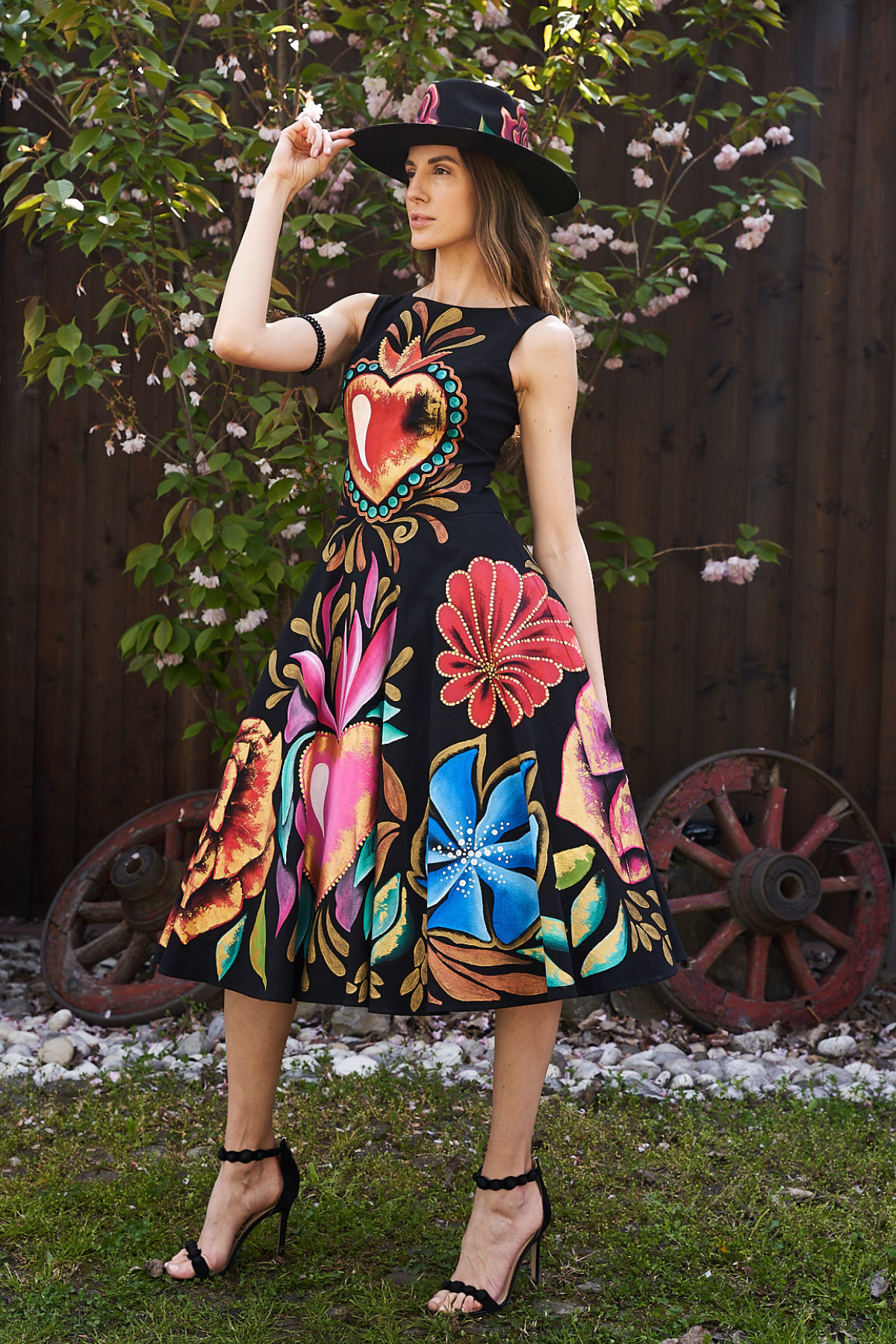 CAPPELLO TESA LARGA DIPINTO A MANO – ROSAS ROJAS