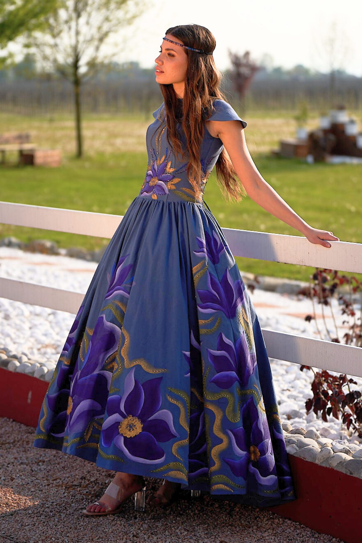 ABITO LUNGO CORSETTO CON SPALLINE DIPINTO A MANO – GUACAMAYA