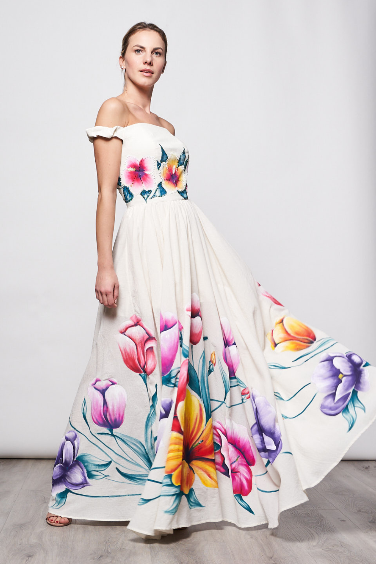 HAND-PAINTED AND HAND-EMBROIDERED LONG DRESS - FLORES