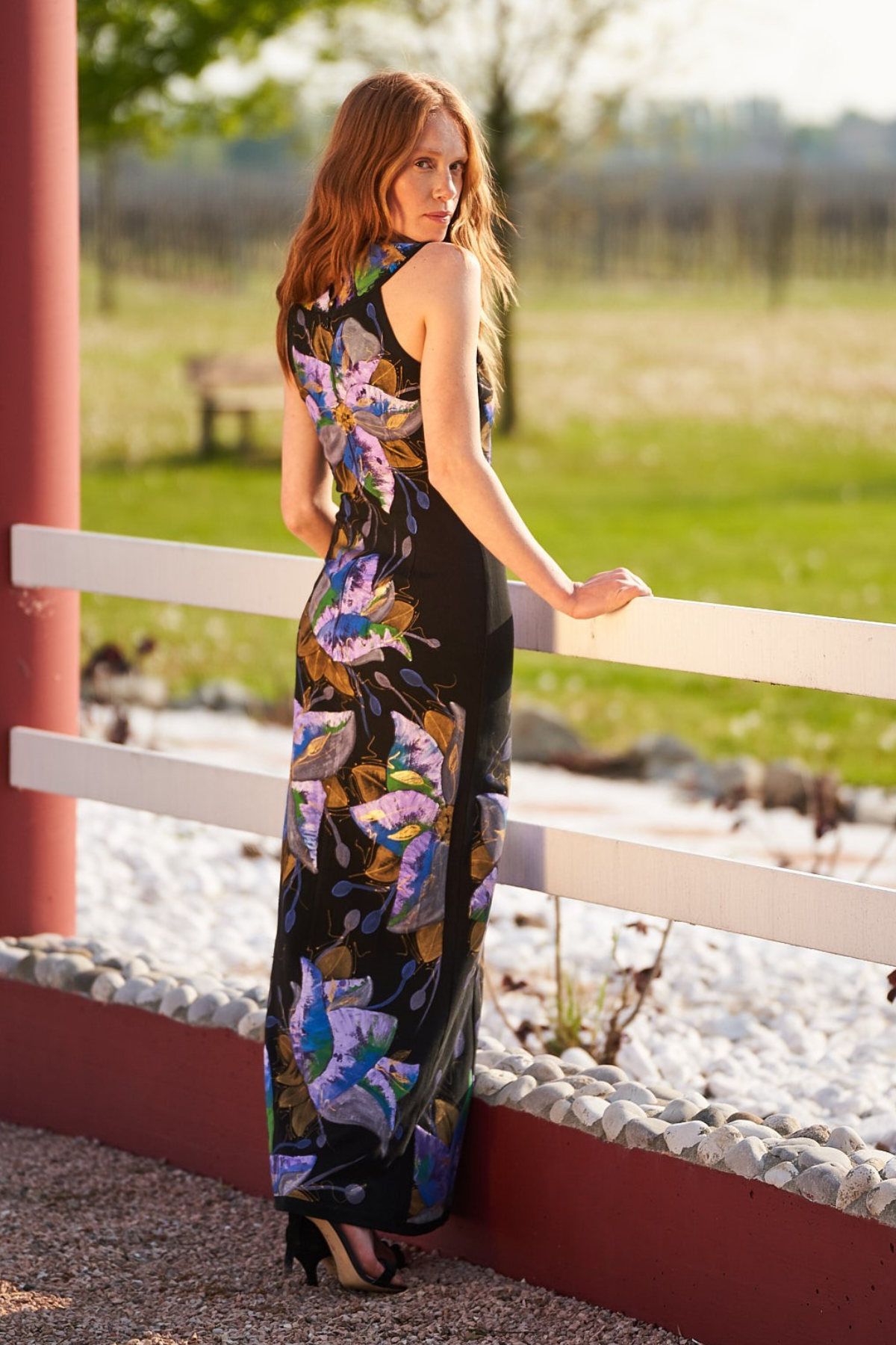 ABITO LUNGO A TUBINO DIPINTO A MANO – FLORES GUACAMAYA