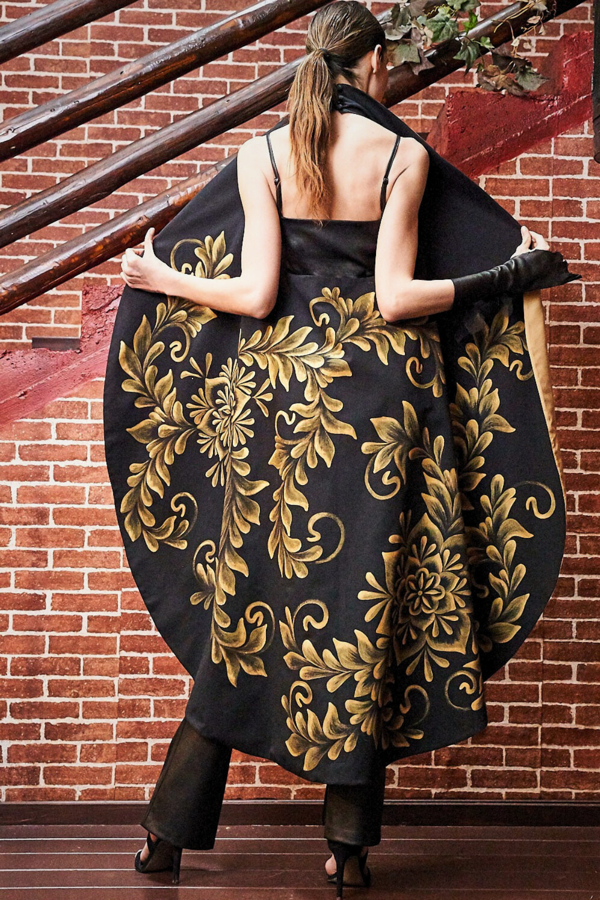 MANTELLA LUNGA SCHIENA SCOPERTA DIPINTA A MANO – FLOR TALAVERA