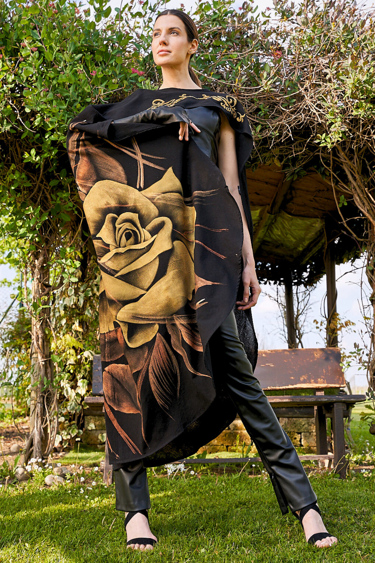 MANTELLA LUNGA DIPINTA E RICAMATA A MANO – ROSAS ORO