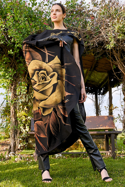 MANTELLA LUNGA DIPINTA E RICAMATA A MANO – ROSAS ORO