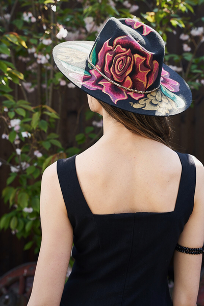 CAPPELLO TESA LARGA DIPINTO A MANO – ROSAS ROJAS