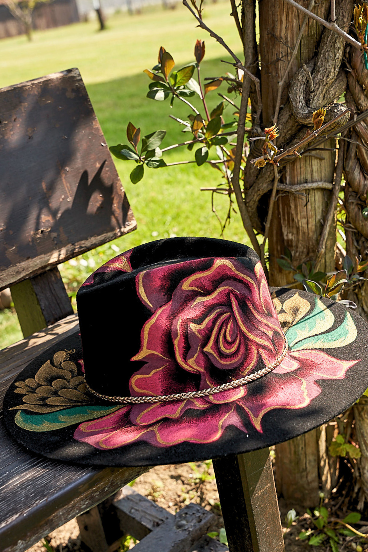 CAPPELLO TESA LARGA DIPINTO A MANO – ROSAS ROJAS