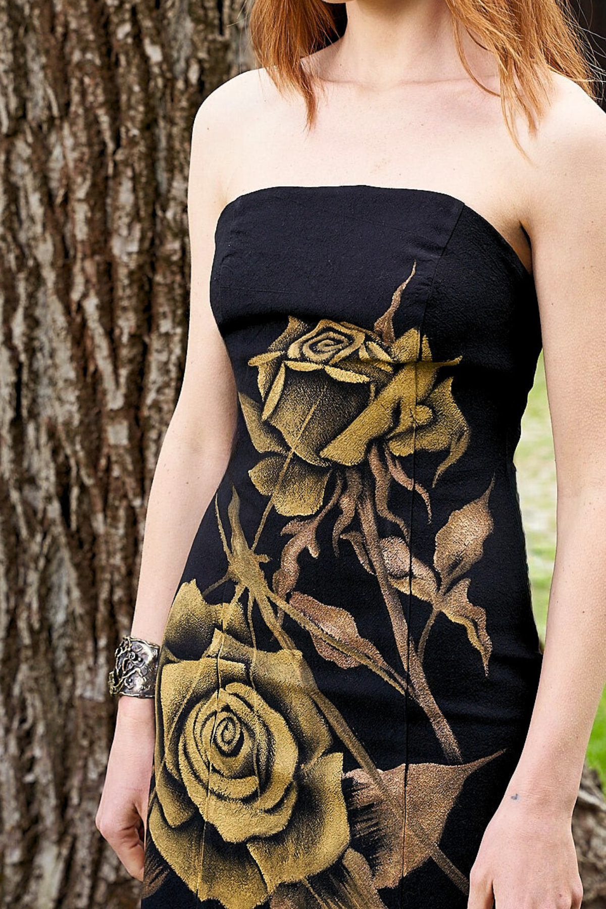 ABITO CORTO A TUBINO DIPINTO A MANO – ROSAS DORADAS