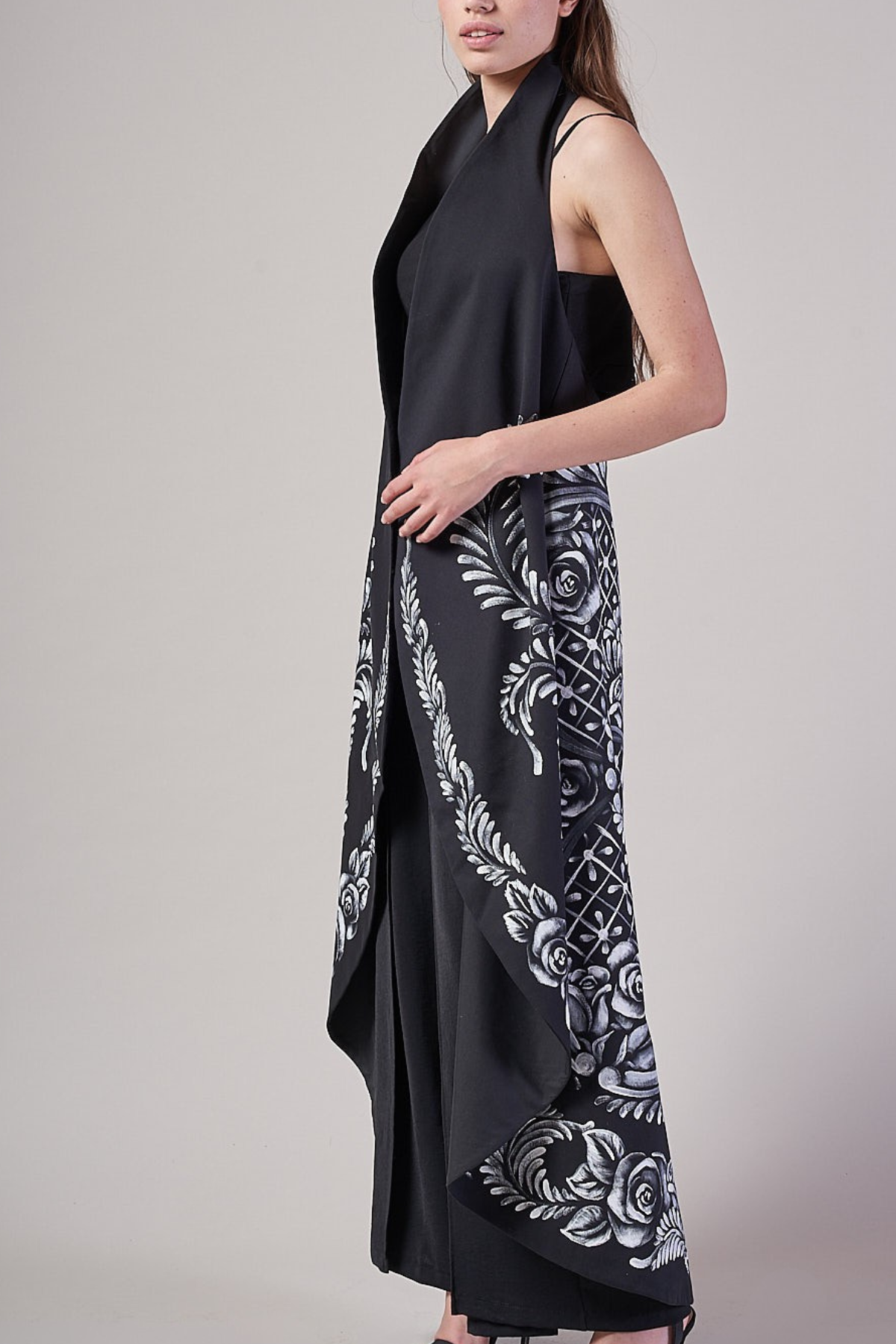 MANTELLA LUNGA SCHIENA SCOPERTA DIPINTA A MANO – ROSAS TALAVERA