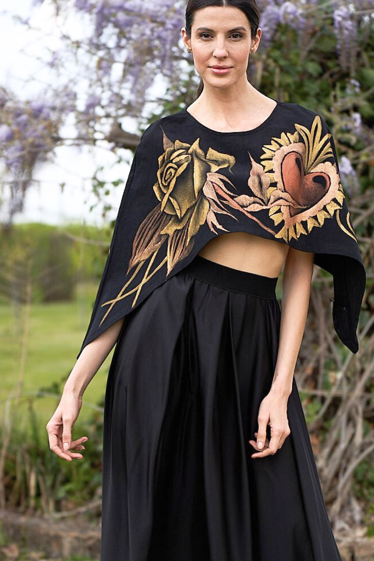 MANTELLA CORTA DIPINTA A MANO – ROSA Y CORAZÓN ORO