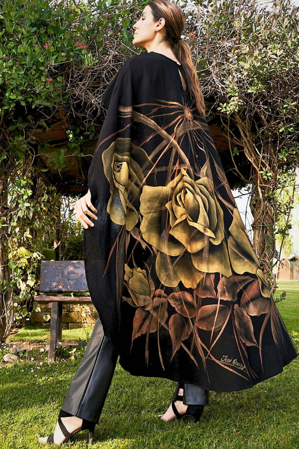 MANTELLA LUNGA DIPINTA E RICAMATA A MANO – ROSAS ORO